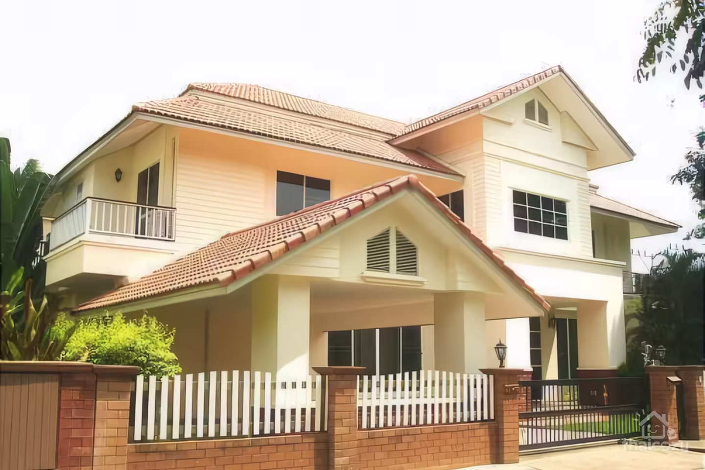 Superb Executive-Style Five-Bedroom Home in Hang Dong photo 1
