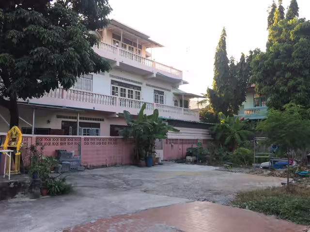 A big house in Bangkok situated in quiet and peaceful area near sky train Sirindhorn BTS Station and Sri rat Express Way.