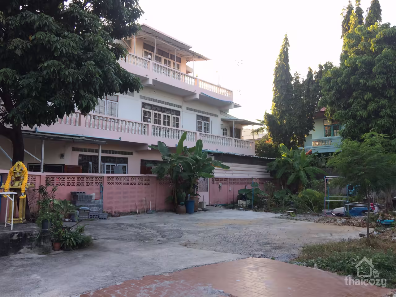 A big house in Bangkok situated in quiet and peaceful area near sky train Sirindhorn BTS Station and Sri rat Express Way. photo 1