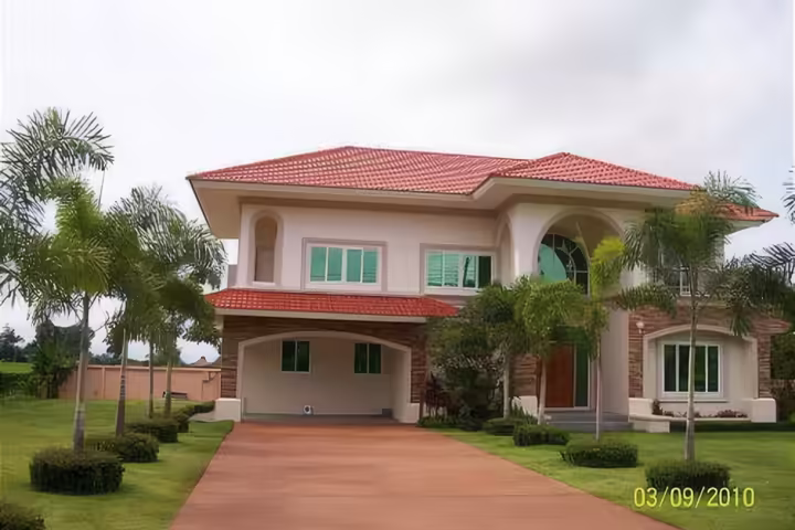 Large Lakeside 4BR House in Doi Saket