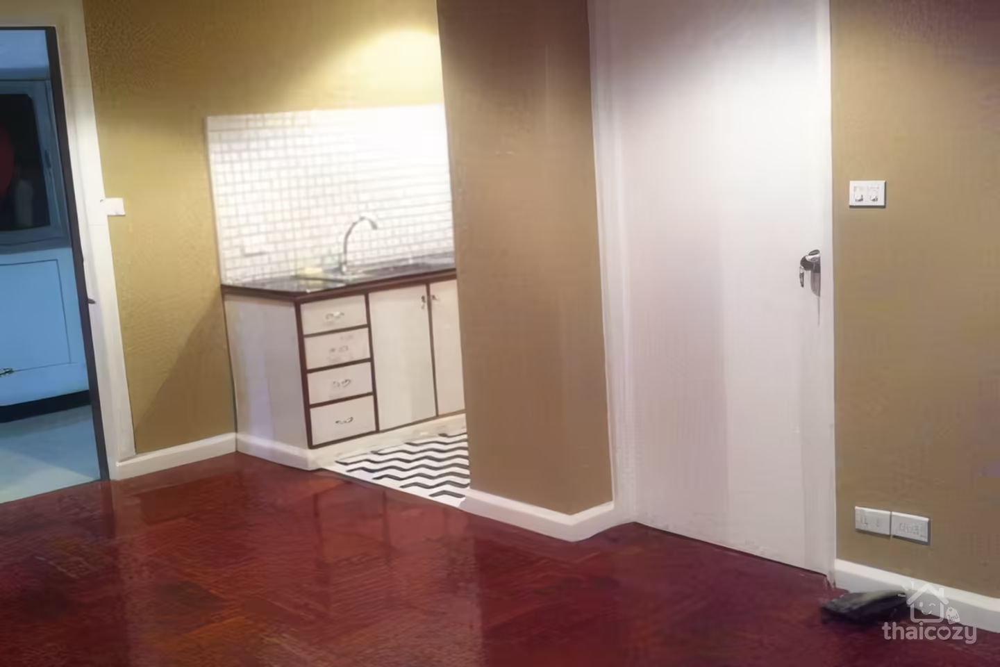 Urgent Sale: Ruamjai Heights Condo Sukhumvit 15, BTS Asoke, 57 sqm photo 1