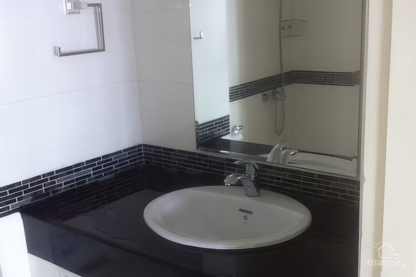 Urgent Sale: Ruamjai Heights Condo Sukhumvit 15, BTS Asoke, 57 sqm photo 2
