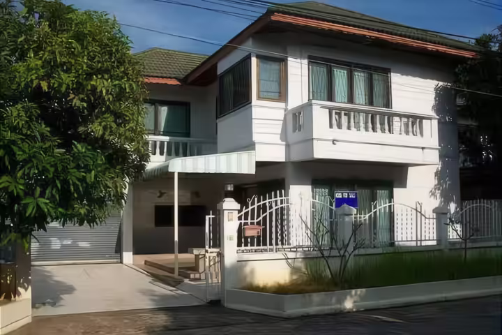 5 Bedroom Family Home close to the Airport