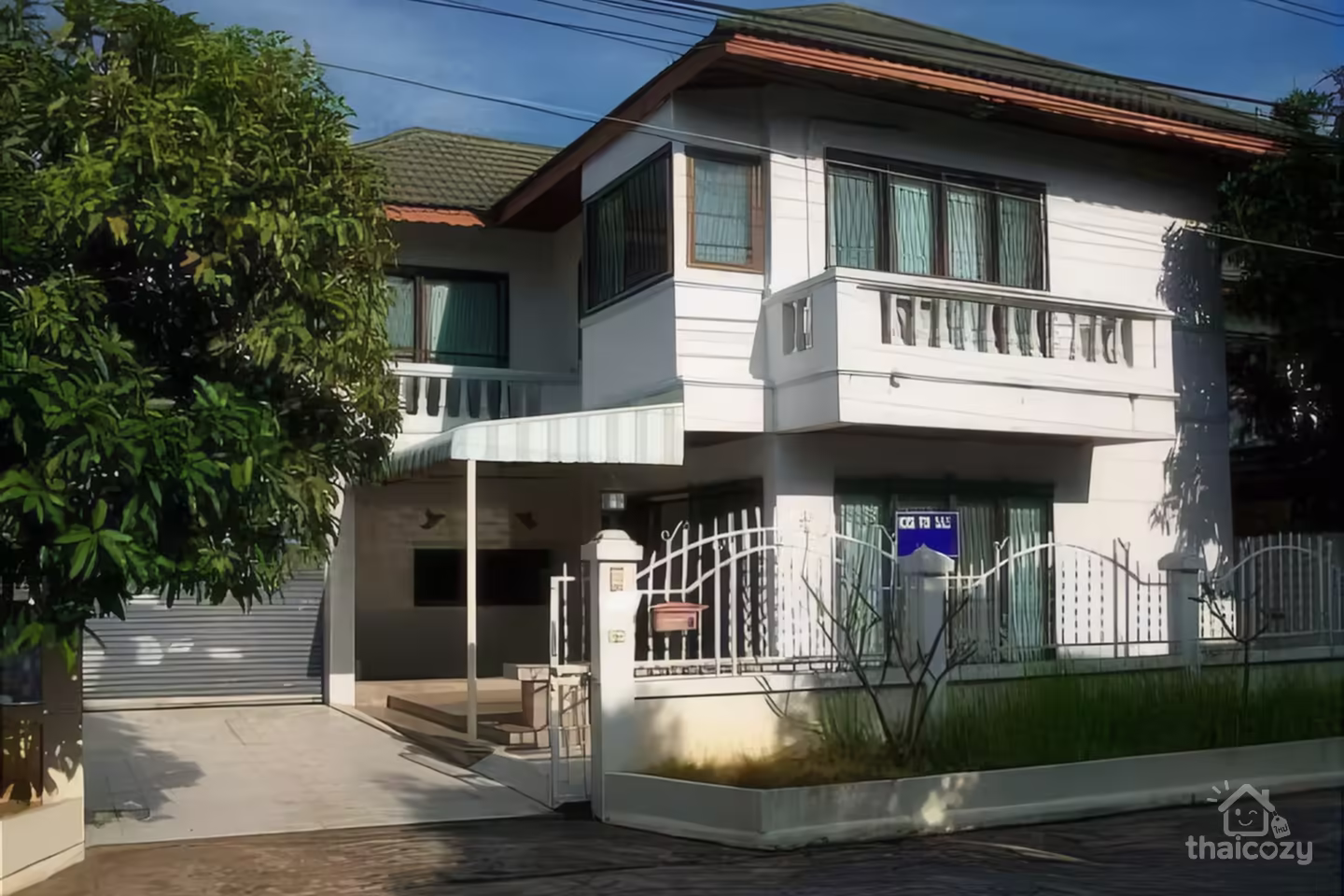 5 Bedroom Family Home close to the Airport photo 1