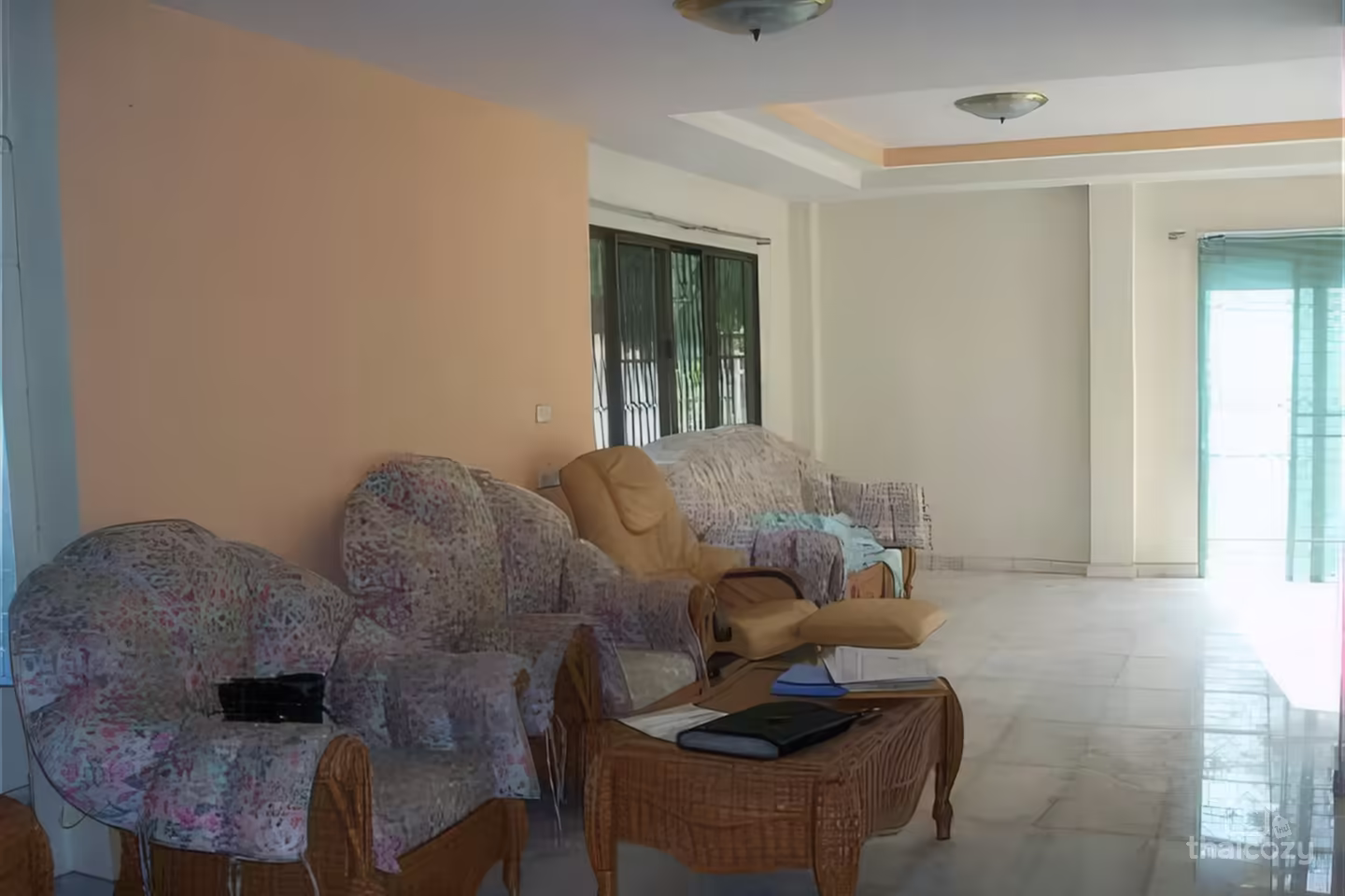 5 Bedroom Family Home close to the Airport photo 2