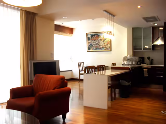 Large 1 Bedroom at Langsuan