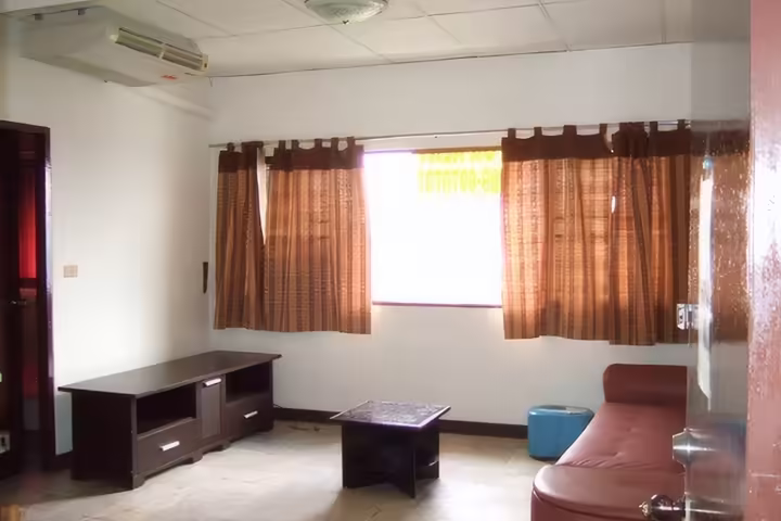 Rent Condo 50 sqm near skytrain airport link Huamark