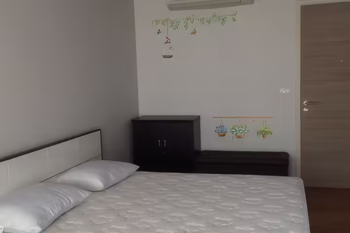 Hive Taksin - Studio 30 sqm Condo for Rent near BTS Wongwian Yai, 13,000 THB/month