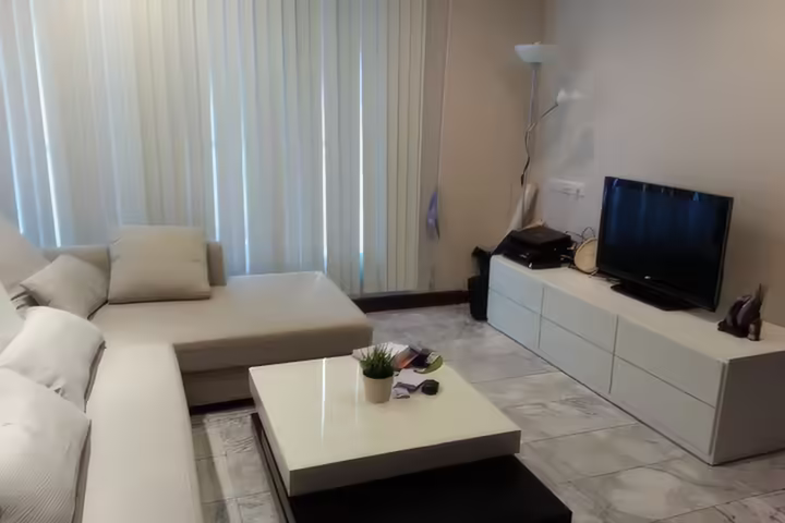 Sathorn House 公寓出租，靠近BTS Surasak，2卧65平米，月租27,000泰铢