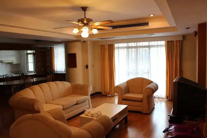 คอนโด 3 ห้องนอน เฟอร์นิเจอร์ครบ ให้เช่า บนสุขุมวิท กรุงเทพฯ