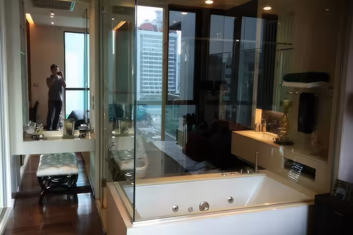 À Louer : Condominium de Luxe, 2 Chambres 2 Salles de Bains 68 m², Étage Élevé, à 250 m du BTS Phrom Phong