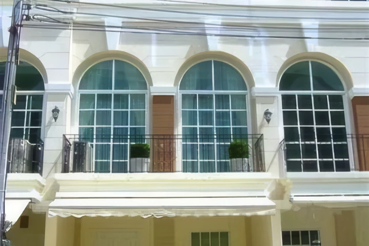 Maison de ville neuve à louer (Lat Phrao 71)
