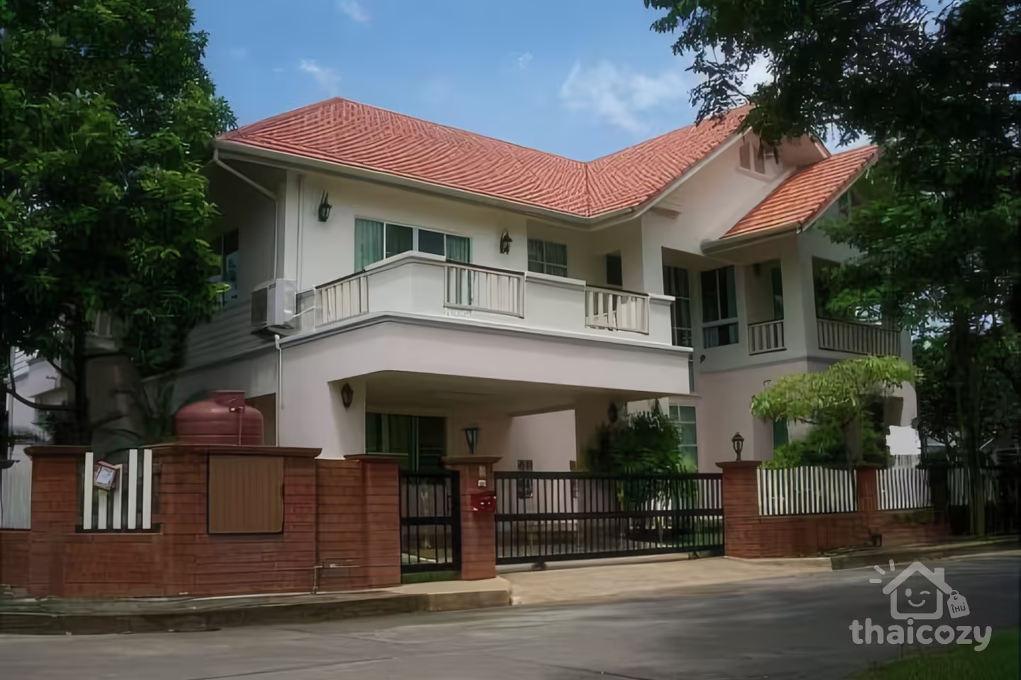 Exceptional 4 Bedroom Luxury Family Home with Swimming Pool photo 1