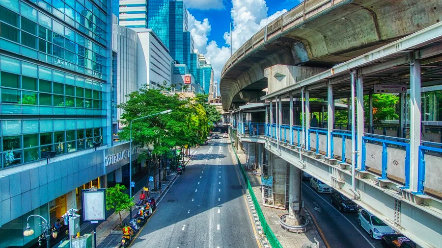 Silom Road avec la ligne BTS et le skywalk à Bangkok